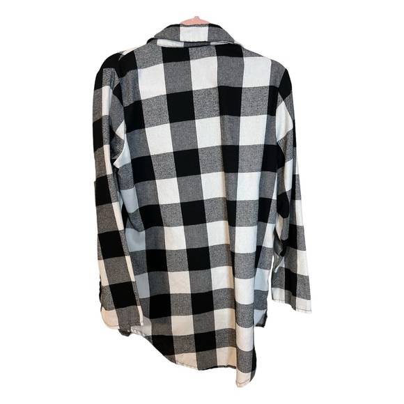 A Checkered button down shirt in size large - Picture 6 of 6